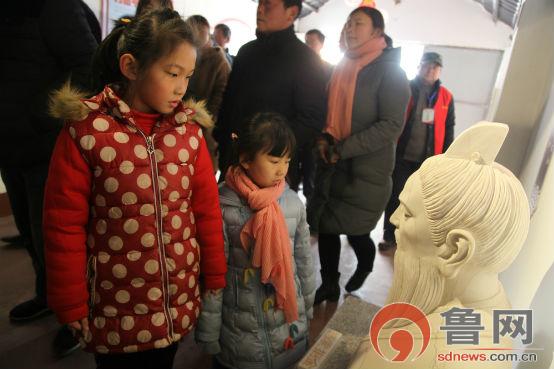 齊魯醫(yī)院回應(yīng)志愿者假裝醫(yī)生事件，嚴(yán)肅處理，加強(qiáng)內(nèi)部管理
