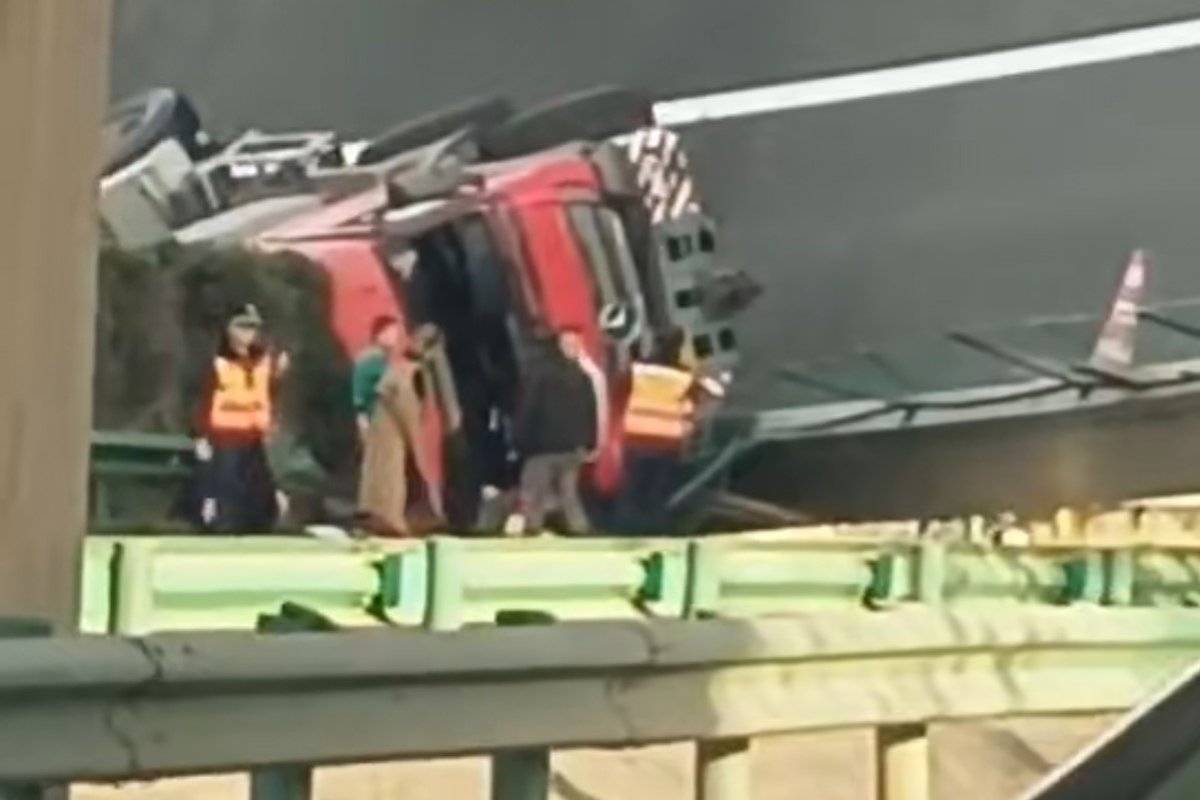 湖北高架事故，車(chē)輛墜橋起火，提醒關(guān)注交通安全警鐘長(zhǎng)鳴