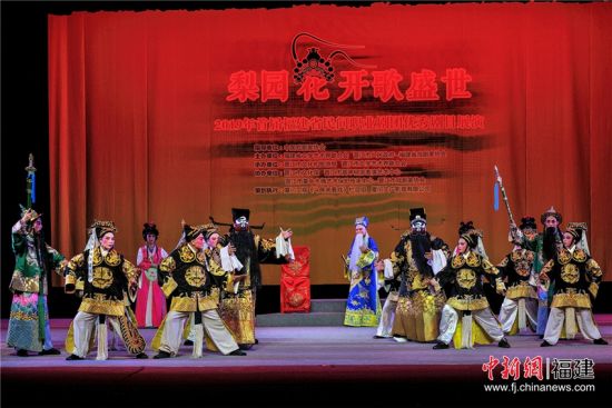 民間劇團表演，社會情感與智慧的展現(xiàn)