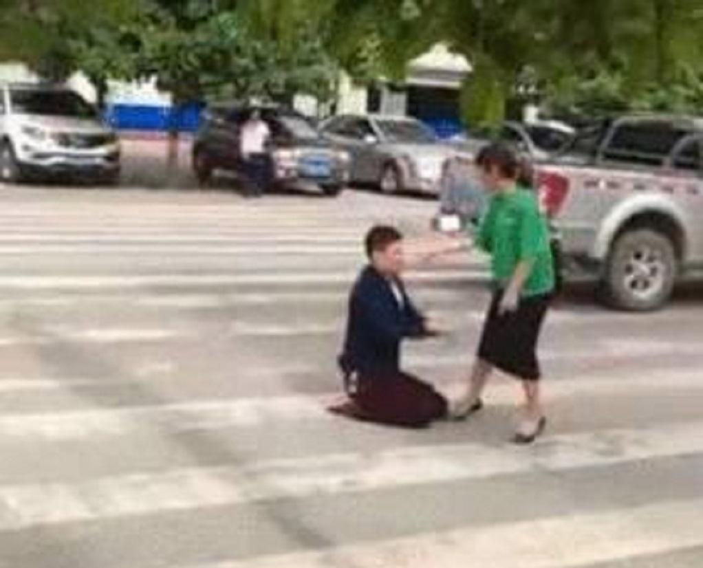 男子疑因妻子出軌自殺事件，背后的故事、反思與女方的下跪道歉