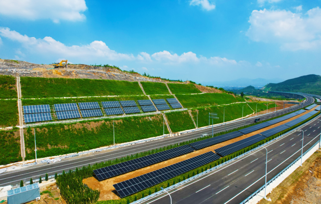 太陽(yáng)能高速公路試驗(yàn)成功，綠色革新里程碑，綠色出行再添新亮點(diǎn)