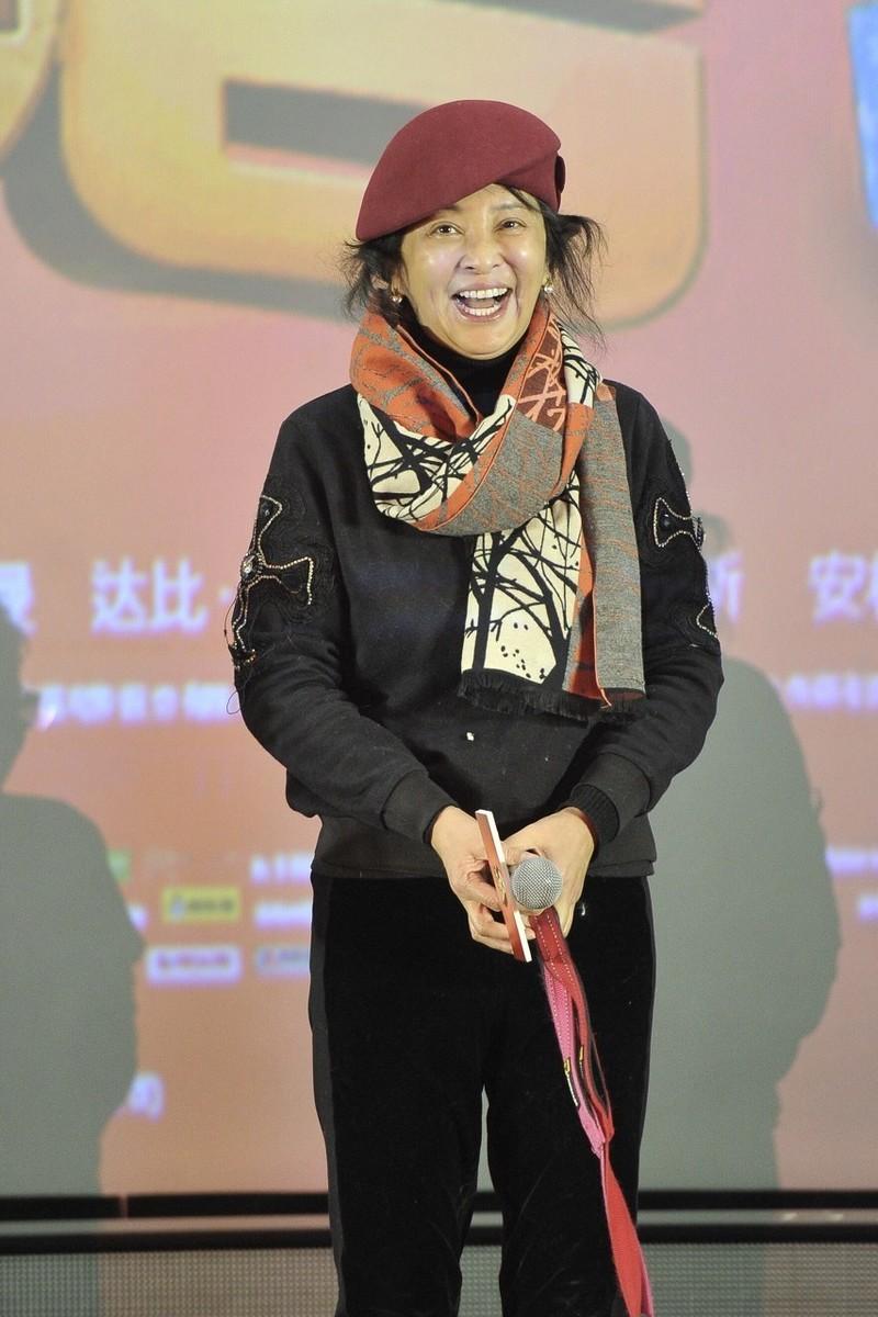 李勤勤紅毯造型，時(shí)尚與保暖的優(yōu)雅融合
