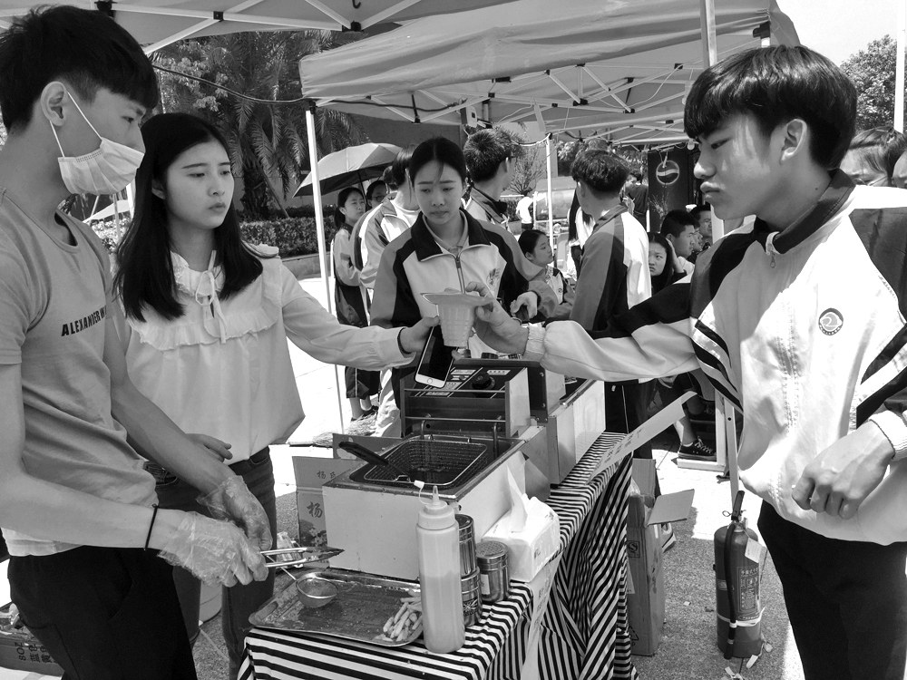 高校擺攤文化盛行，創(chuàng)業(yè)氛圍融入日常生活