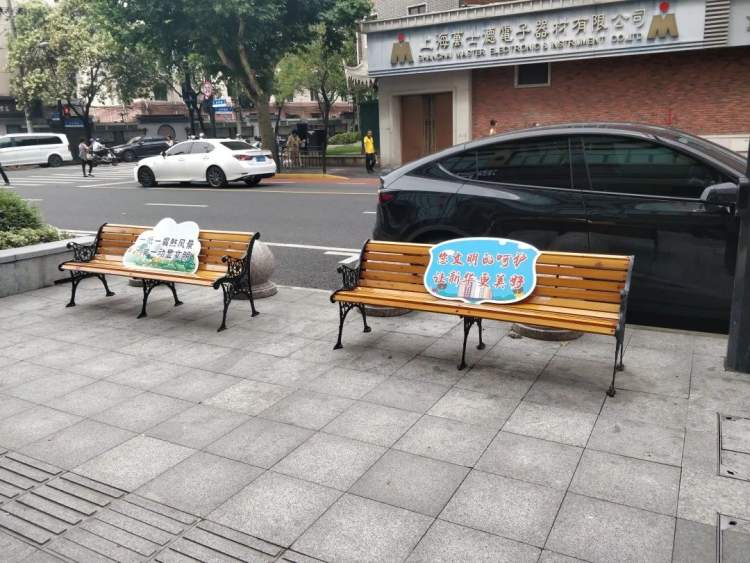 多功能城市公共座椅亮相，智能充電引領(lǐng)新潮流趨勢