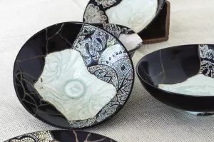 古代工藝品與現(xiàn)代生活的對比，跨越時空的對比思考