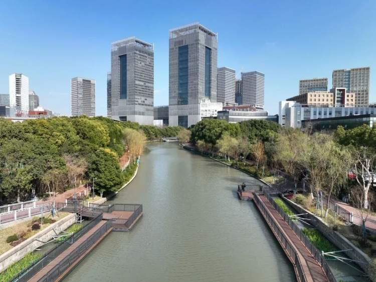 城市廣場(chǎng)公共藝術(shù)與市民生活的和諧共鳴，交織的和諧與文化共鳴