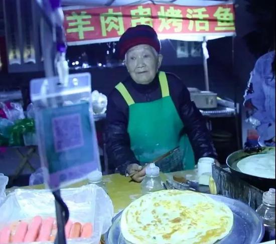 90歲奶奶擺攤寒冬，勵(lì)志故事喚醒年輕一代