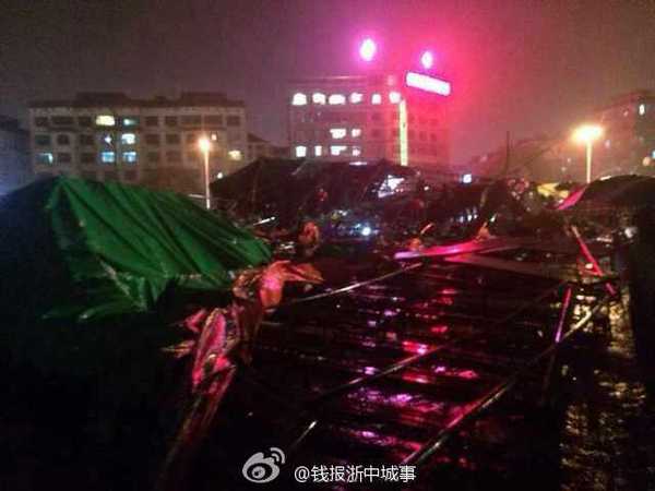 浙江戲臺(tái)演出突發(fā)坍塌事故，多人跌落驚魂未定——現(xiàn)場(chǎng)緊急救援與事故調(diào)查展開(kāi)
