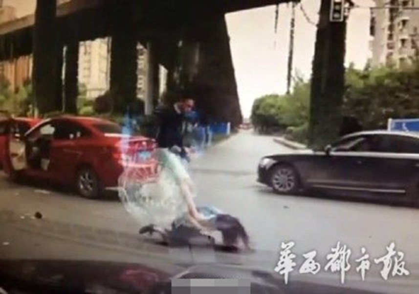 南京司機(jī)英勇壓制毆打女乘客事件，正義與社會責(zé)任的閃光體現(xiàn)