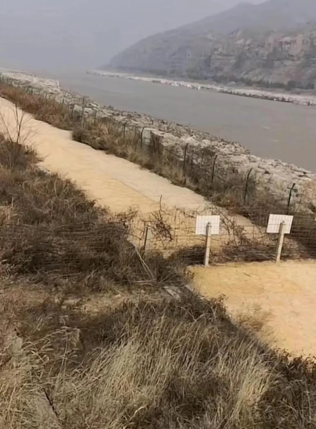 室內(nèi)瀑布景觀墻，探索和諧共生之美與功能，設(shè)計(jì)與環(huán)境融合的藝術(shù)