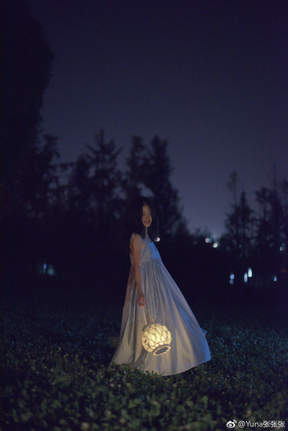 夜晚微涼風(fēng)中，臉龐的溫暖與你相伴