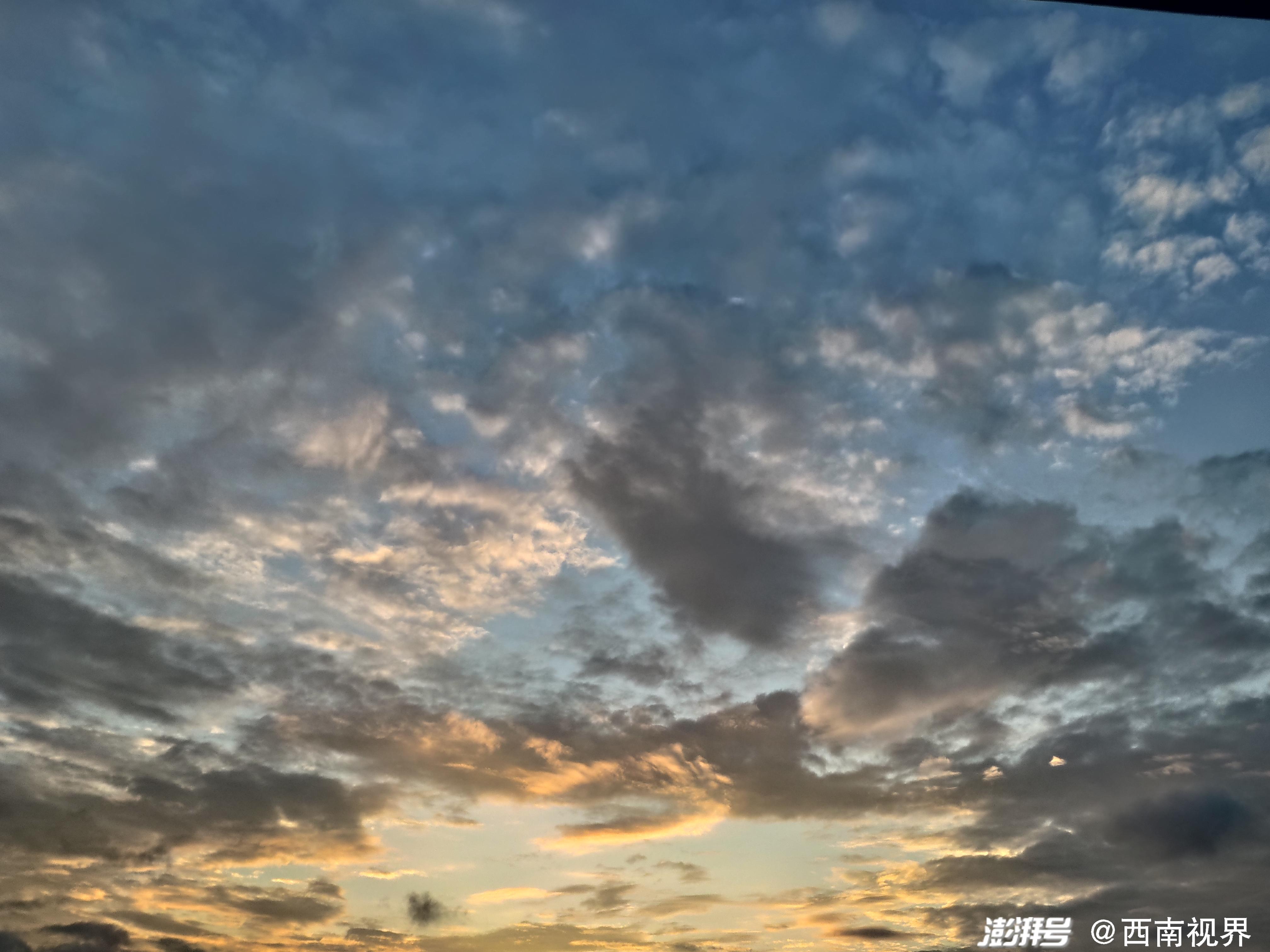 夏日黃昏的天空，絢爛色彩的詩篇