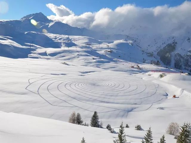 白雪皚皚的山脈，靜謐與壯美的交融