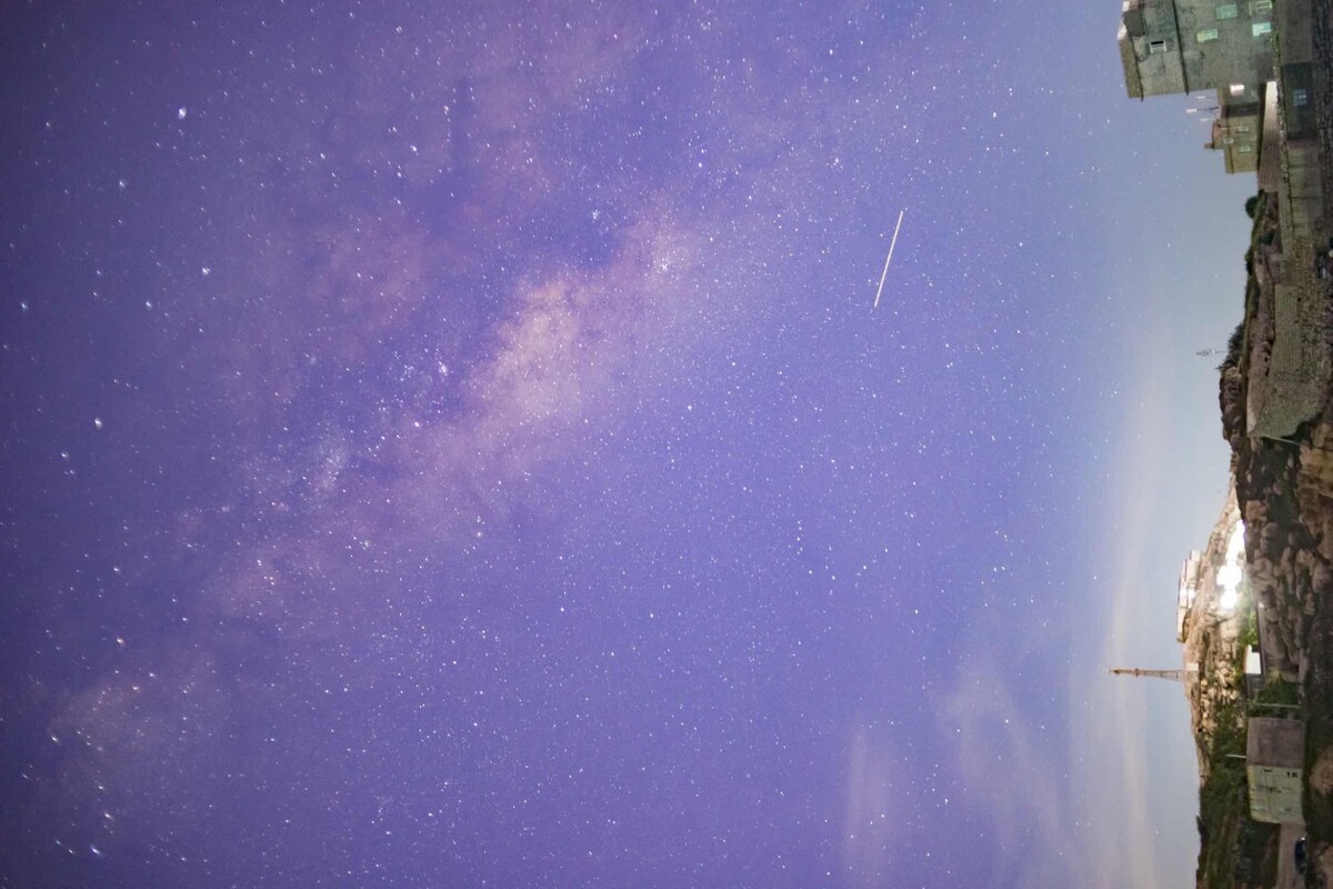 夏夜星空璀璨，流星詩意劃過