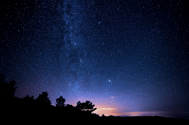 夏日長夜，星空璀璨，深邃夜空下的夢幻之旅