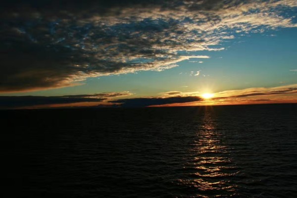 夕陽與海平線的交融之美，凝望遠方的壯麗景色