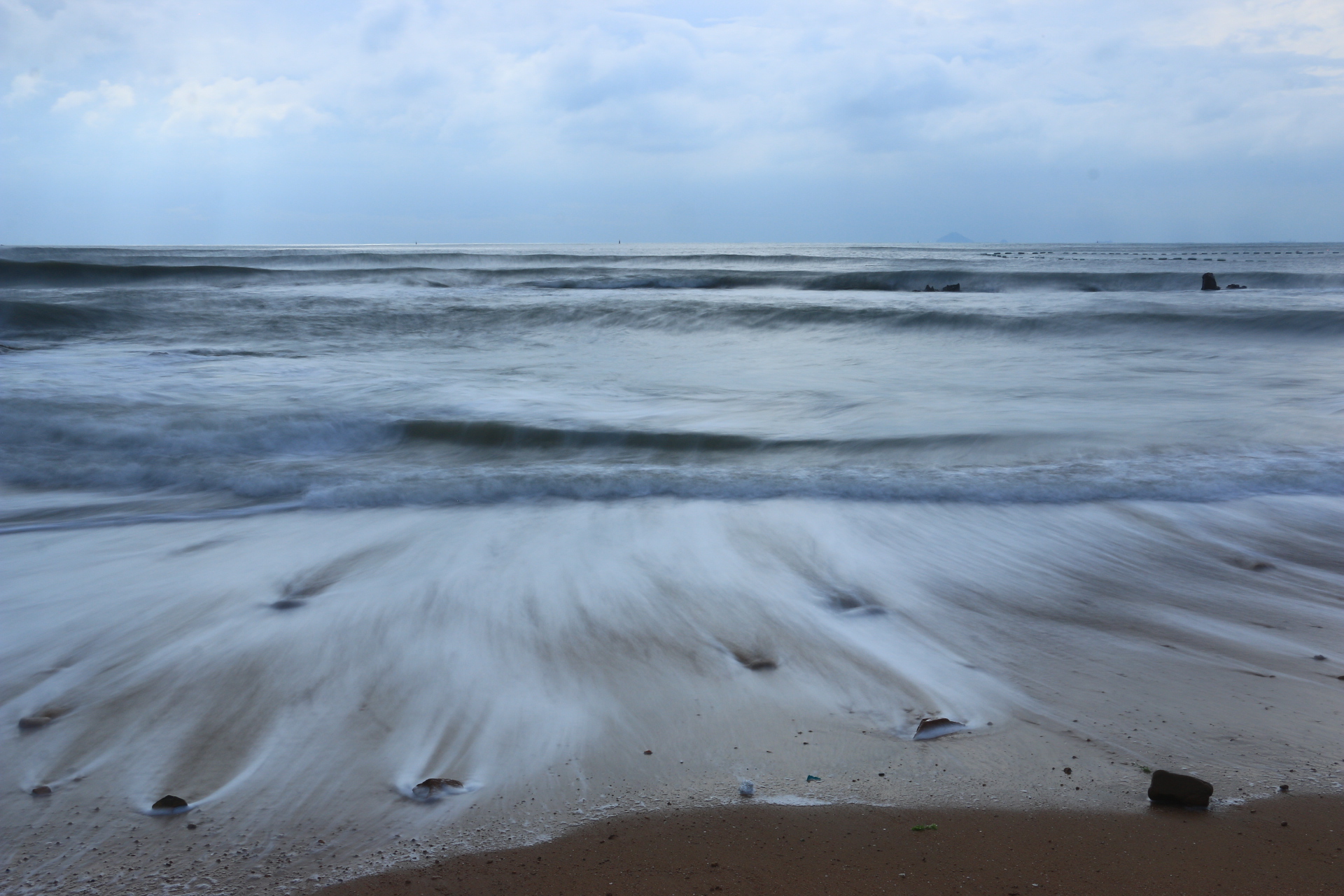 海邊晨曦，海浪與沙灘的詩(shī)意交融畫(huà)卷