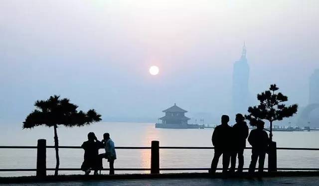 陽光午后，海灘上的溫暖美景