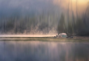 晨霧散去，青山綠水映湖景