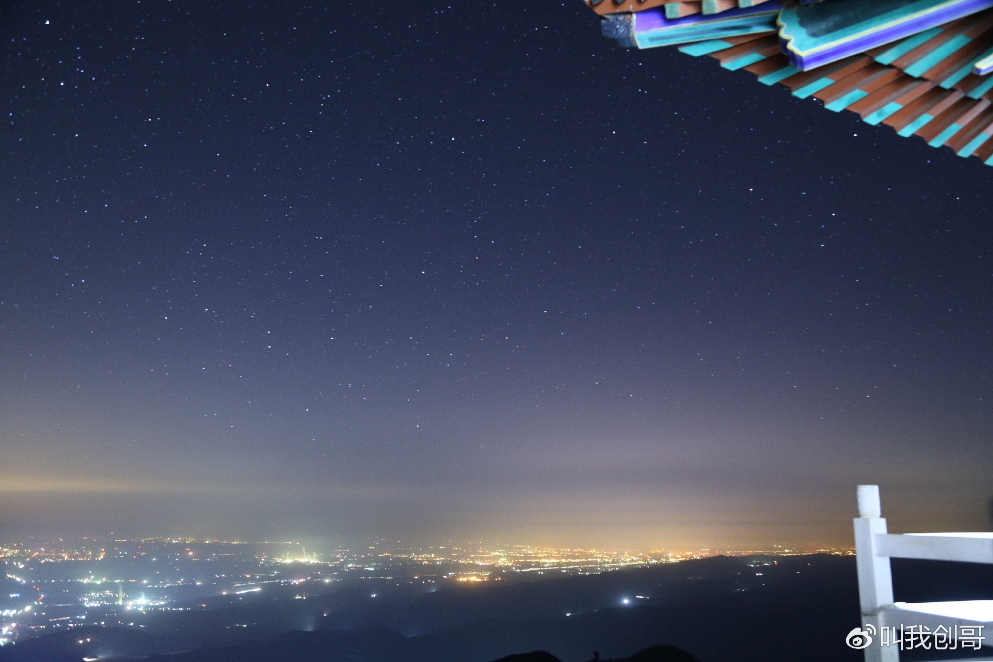 夜晚城市，燈光與星空的華麗交響