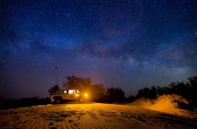 沙漠之夜，星空璀璨，月光柔情獨特魅力