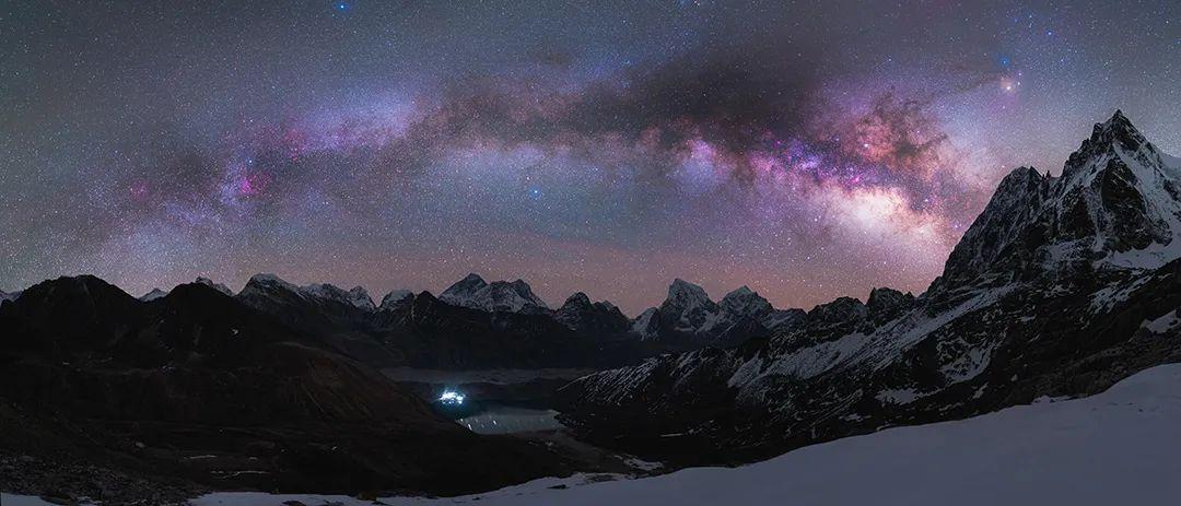 雪山之輝，陽光繪就的如畫勝景