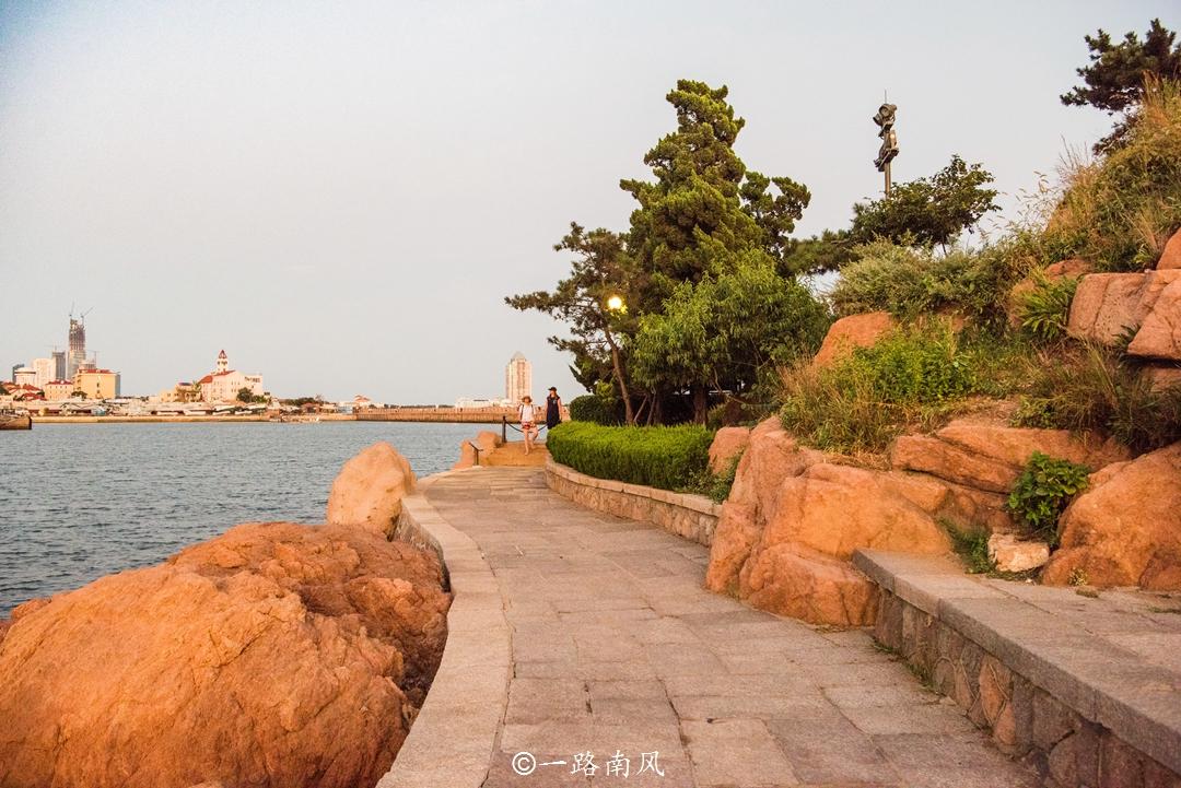 海邊的黃昏，海浪與沙灘的浪漫交匯美景