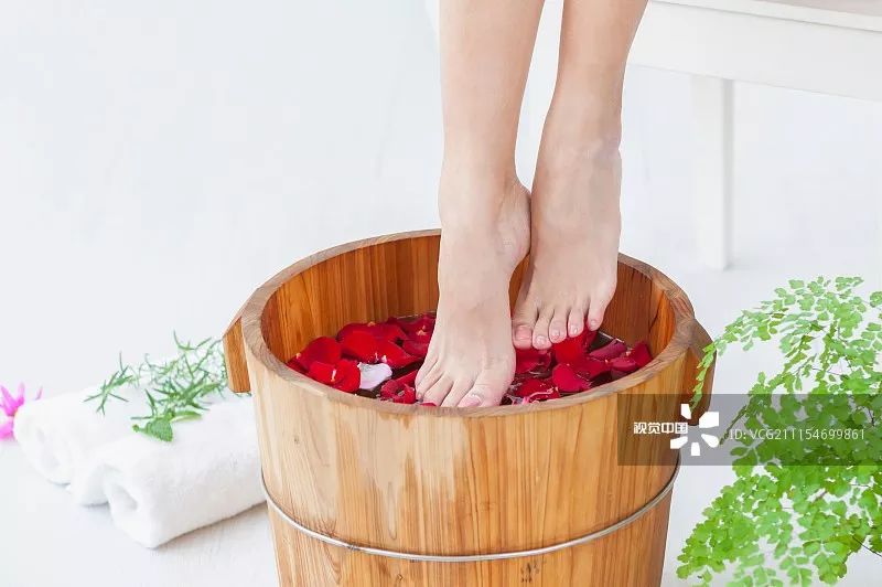 科學(xué)泡腳，時(shí)間不宜過長，關(guān)鍵在于正確方法