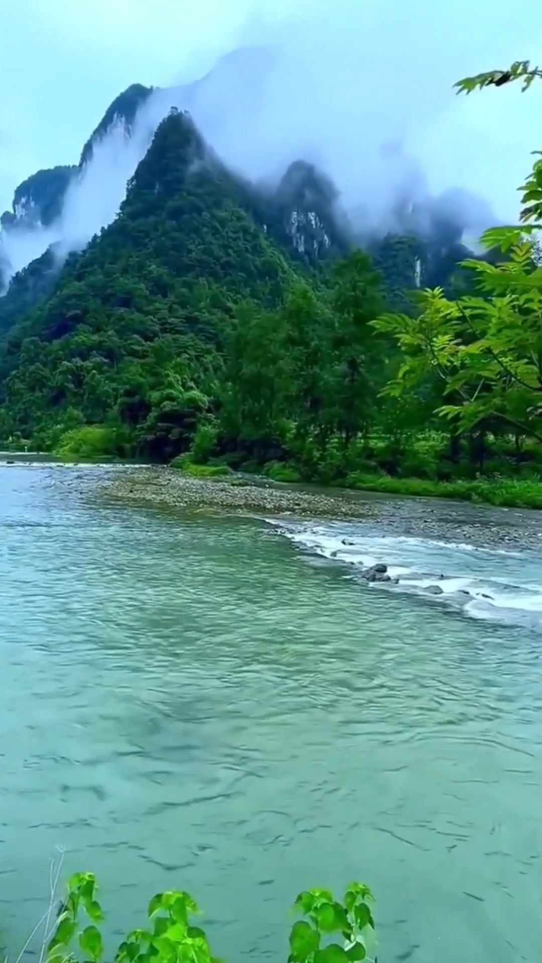 山川間的詩意舞蹈，行云流水與白云的交響詩