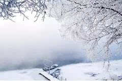 遠(yuǎn)山雪韻，太陽(yáng)光輝與如畫景致之美