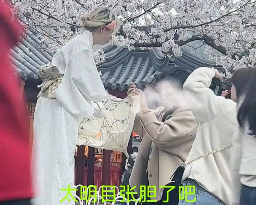 南京景區(qū)女子穿和服拍照引發(fā)爭(zhēng)議，文化交融中的沖突與反思
