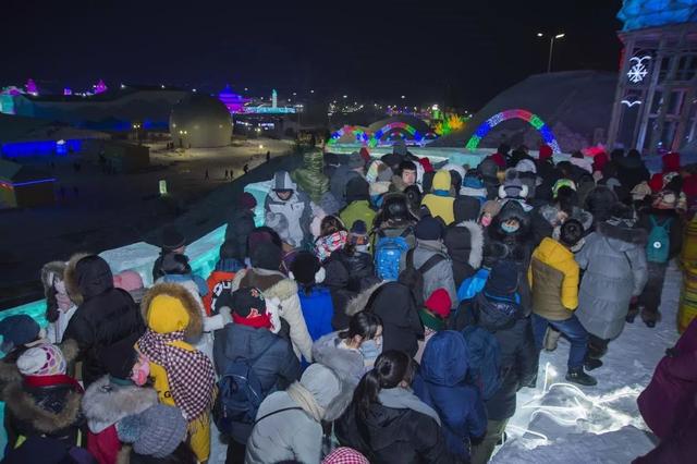 冰雪大世界的奇幻之旅，游客排隊(duì)的獨(dú)特風(fēng)景線