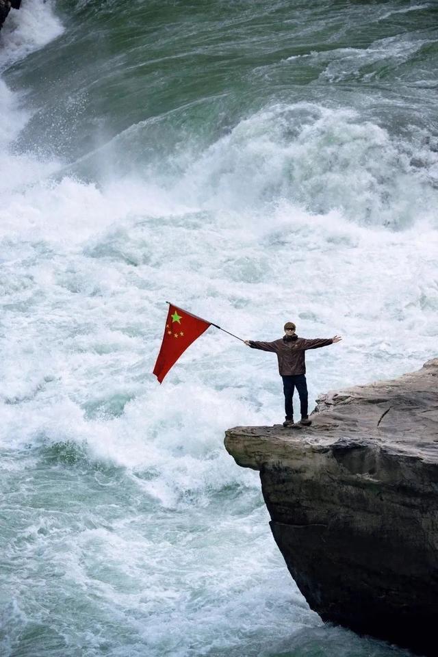 景區(qū)回應(yīng)李現(xiàn)在虎跳峽舉國(guó)旗，傳統(tǒng)尊重與文明旅游倡導(dǎo)并重