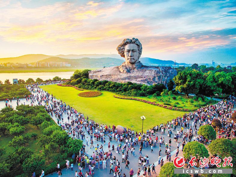 景區(qū)回應(yīng)游客撿柚子行為，倡導(dǎo)文明旅游，共建和諧景區(qū)環(huán)境