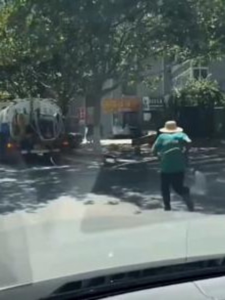 灑水車澆濕過路老人引發(fā)爭議，城市管理與人文關(guān)懷的反思