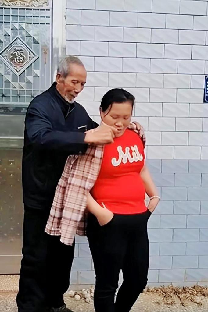 跨越年齡與障礙的深情告白，58歲男子迎娶失明女友的感人故事