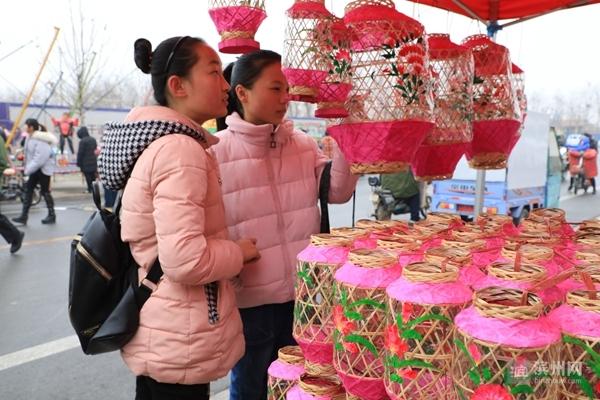 民俗表演中的地方特色與文化展現(xiàn)，傳統(tǒng)與現(xiàn)代的交融與傳承