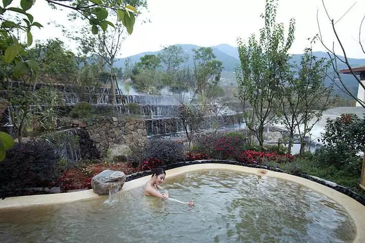 山間溫泉的治愈之旅，泡澡享受自然之力