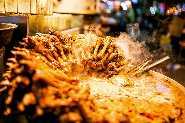 街頭美食之旅，體驗(yàn)獨(dú)特風(fēng)味小吃，感受地道美食氣息