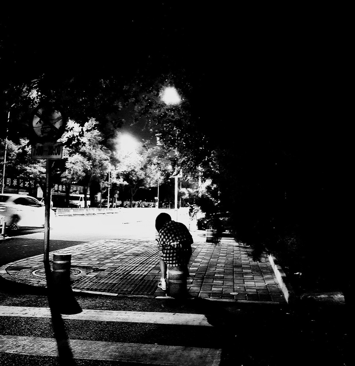 夜晚城市，街燈下的影子與生活旋律