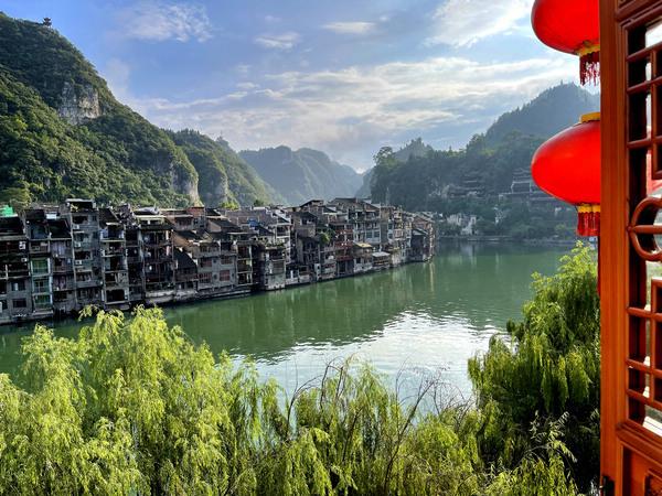 夏日露天市場(chǎng)的繁華畫(huà)卷