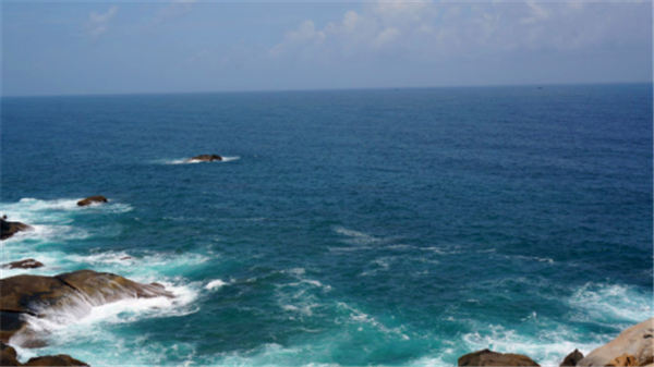懸崖邊的海景，無盡遼闊的震撼