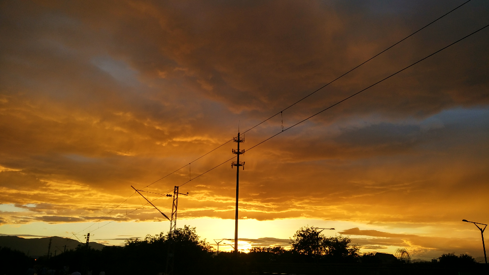 夕陽余暉下的街頭詩意時光