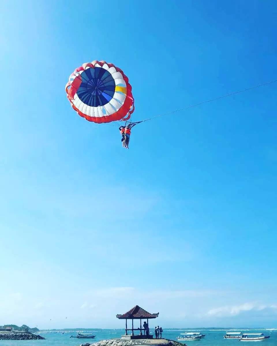清晨的天空，陽光與鳥鳴的樂章