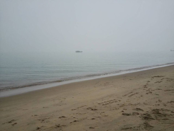 沙灘足跡，海浪輕抹，記憶猶存