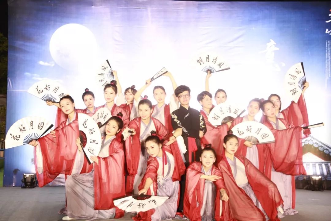 傳統(tǒng)服飾的社會(huì)象征與文化傳遞，歷史與現(xiàn)代交融的時(shí)尚表達(dá)