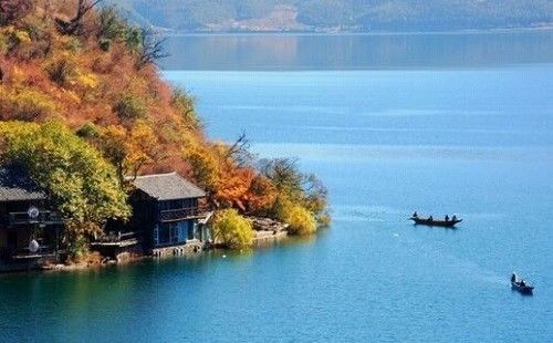 秘境湖泊的寧靜之旅，劃船暢享湖光山色
