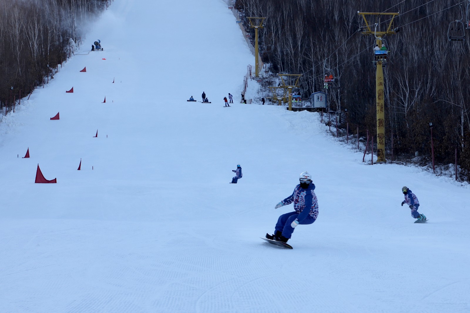 高山滑雪場，雪道飛馳與極致享受之旅