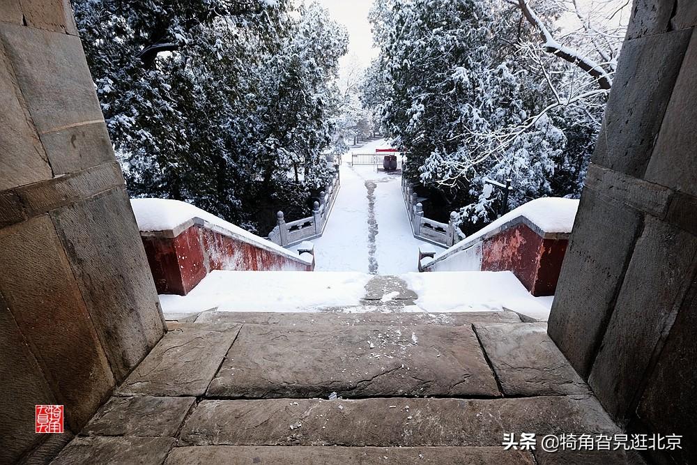 雪后小鎮(zhèn)的靜謐雪景，街道上的純白畫卷