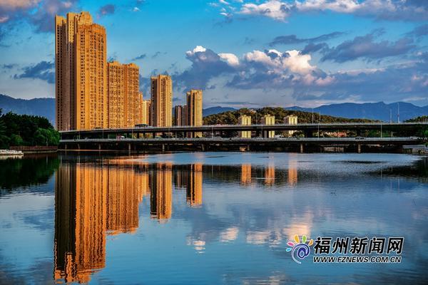春季湖泊的靜美，藍(lán)天倒映如鏡的湖面